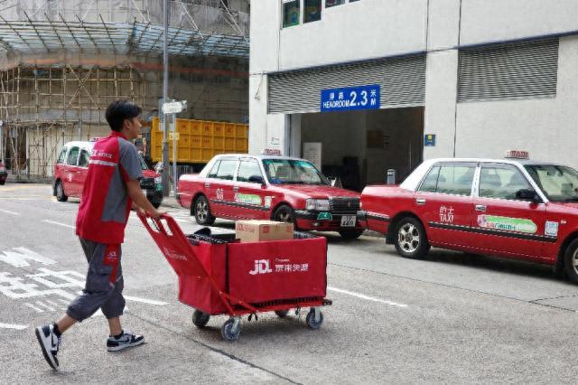 京东快递全面升级港澳快递服务香港京东小哥：感觉团队像个大平博 PINNACLE平博家庭(图2)